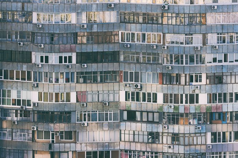 Изменения фасада и остекления: когда замена окон считается перепланировкой?