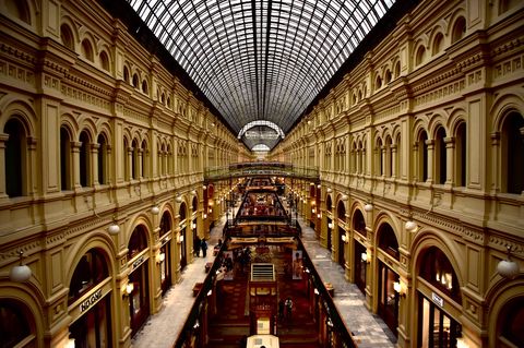 Какие задачи решает тёплая палитра в квартире с панорамными окнами?