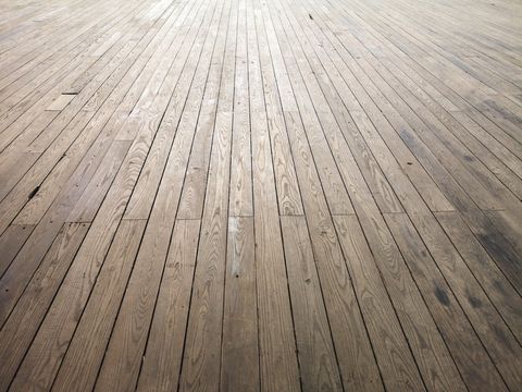 Почему широкоформатная доска в новостройке требует иной подготовки, чем в старом фонде?