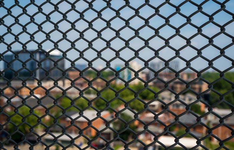 Типичные ошибки при строительстве забора в элитном КП и как их избежать