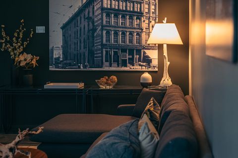 Почему темные оттенки требуют пересмотра стандартной схемы освещения?